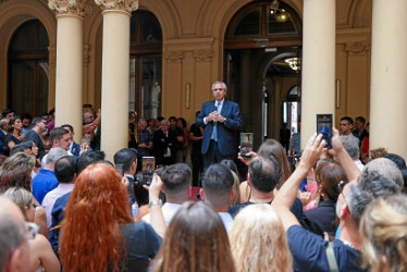 Foto | @CasaRosada | LA PATRIA Alberto Fernández, presidente de Argentina, pide recusar a miembros de la Corte Suprema por fallo sobre fondos.