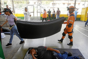 Los habitantes fueron trasladados al Coliseo Roberto Gallego.