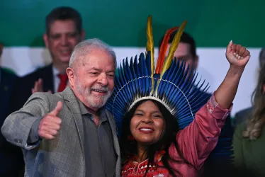 El presidente electo de Brasil, Luiz Inacio Lula da Silva, posa al lado de la designada ministra de los Pueblos Indígenas, Sônia Guajajara, durante una conferencia de prensa en la que anunció ministros de su futuro Gobierno, en Brasília (Brasil).