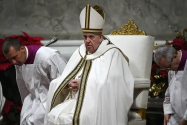 El Papa Francisco (C) preside la Misa de Nochebuena en la Basílica de San Pedro en la Ciudad del Vaticano