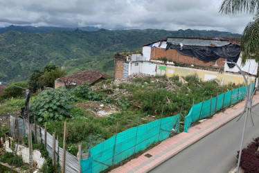 Lote junto a la Plaza Robledo que tiene un cerramiento a medias y todavía está lleno de escombros, afeando la zona.