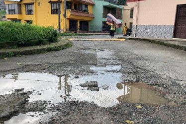 Mal estado del pavimento en la glorieta cerca a la entrada de la Normal Rebeca Sierra de Anserma. La vía lleva así desde hace varios años y piden reparación.