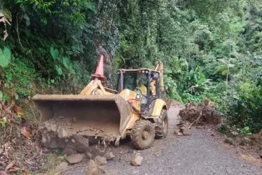 Maquinaria amarilla trabaja para habilitar el paso en las vías de Caldas afectadas por las lluvias. 