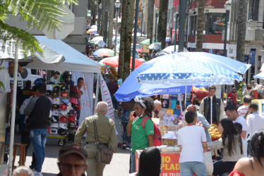 La carrera 23 en toda su extensión en Manizales es objeto de ocupación del espacio público con ventas informales. Ya no caben más, dicen hasta dentro del propio gremio.
