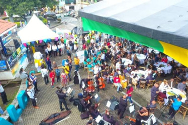 El balance de gestión de la Gobernación de Caldas en Villamaría causó un gran trancón en el municipio porque, por varios días, se cerraron vías del parque principal.