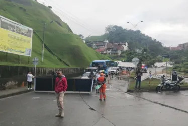 Este era el panorama esta mañana en la glorieta de Los Cedros. En este punto se construirá un intercambiador vial. 