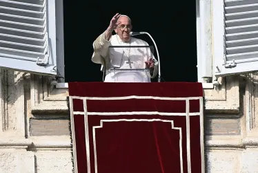 El Papa Francisco dirige su oración dominical del Ángelus desde la ventana de su oficina con vista a la Plaza de San Pedro, Ciudad del Vaticano, este domingo. 