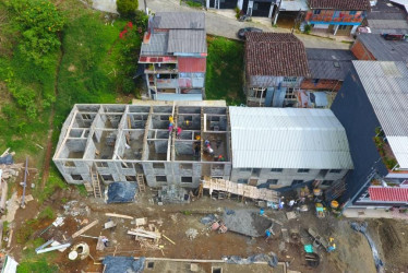 Equipo de la Gobernación de Caldas inspeccionando uno de los lotes para la construcción de viviendas.