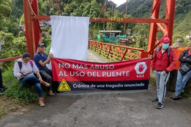 Bloquean glorieta de Los Cedros y el puente Olivares, reclaman por abandono en las obras