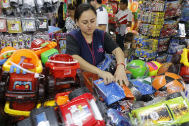 Fotos | Darío Augusto Cardona | LA PATRIA   Bolquetas, carros, muñecas, superheroes, set de cocinas, algunos de los jueguetes más comprados.