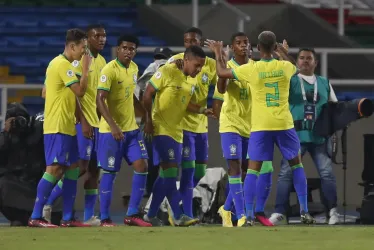 Vitor Roque (c) de Brasil celebra un gol hoy, en un partido de la fase de grupos del Campeonato Sudamericano Sub-20 entre las seleccione de Perú y Brasil en el estadio Pascual Guerrero en Cali.