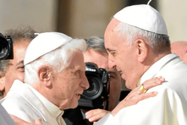 Los dos últimos papas: Benedicto XVI, fallecido el sábado, y Francisco. Desde hoy estará en capilla ardiente en la Basílica de San Pedro del Vaticano.