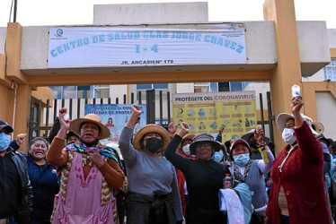 Foto | EFE | LA PATRIA  Familiares de los heridos por los enfrentamientos entre los manifestantes y la policía protestan en un centro de salud en Juliaca (Perú).