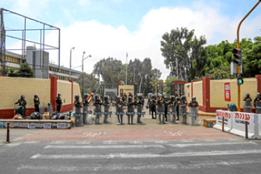  La Policía desalojó el campus universitario de la Universidad de San Marcos donde acampaban manifestantes en Lima.