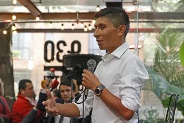 El ciclista Nairo Quintana habla durante una rueda de prensa hoy, en Bogotá, en donde anunció que está a la espera de conseguir un equipo para continuar compitiendo.