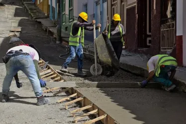 Trabajos de pavimento en el Barrio Obrero de Salamina.