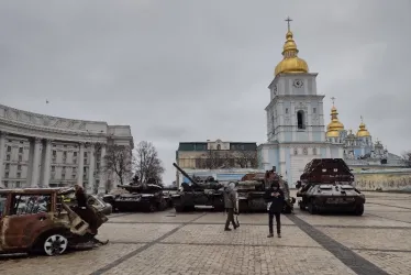 Tanques y restos de blindados de la fallida invasión rusa, exhibidos en la Plaza de Mykhailivska en Kiev (Ucrania).