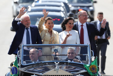 El presidente Luiz Inácio Lula da Silva, junto a la primera dama, Rosángela da Silva (c), realiza un recorrido en coche hoy, previo a su investidura, en Brasilia (Brasil).