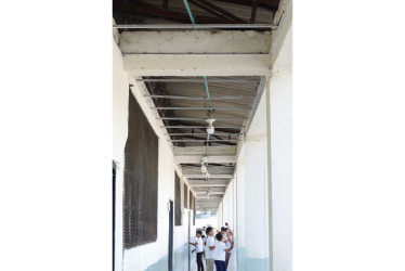 Padres de familia, profesores y alumnos piden mejoras en la infraestructura para la sede Bernardo Mejía del colegio Monseñor Alfonso de los Ríos de Arauca, que está ubicada a una cuadra del Parque de Bolívar.