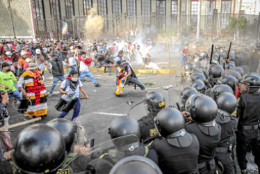 Foto / EFE / LA PATRIA  Manifestantes se enfrentan con la Policía en el Parque Universitario durante la llamada "toma de Lima".