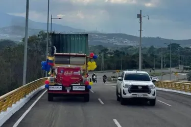 Por el puente de Tienditas cruzaron tres tractocamiones colombianos con 96 toneladas de productos alimentarios hacia Venezuela. 