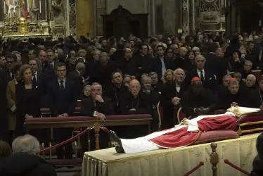 Captura de video del momento en el que la reina emérita de España, doña Sofía, y el ministro de la Presidencia, Félix Bolaños, visitaron hoy la capilla ardiente del papa emérito Benedicto XVI en el Vaticano, adonde acudieron para participar mañana, jueves, en su funeral.