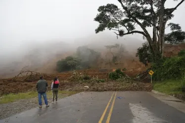 Vía bloqueada por el derrumbe en Rosas (Cauca). 