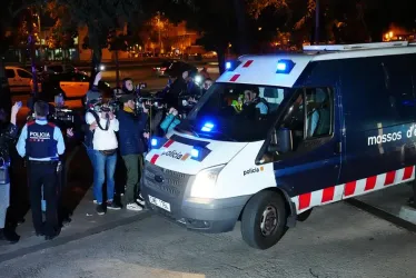 Dani Alves, a su salida de los calabozos de la Ciudad de la Justicia hacia la cárcel Brians 1 de Sant Esteve Sesrovires (Barcelona), en un vehículo de los Mossos d'Esquadra, el viernes en la ciudad condal.