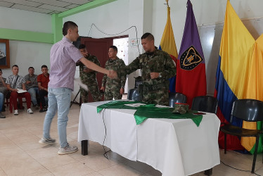 Un grupo de jóvenes estrenó su libreta en diciembre y sin costo.