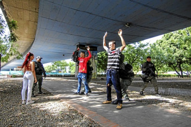Foto | EFE | LA PATRIA  La Policía intenta mantener la seguridad en el área metropolitana de Cúcuta.