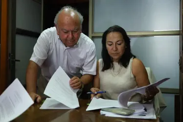 Rodolfo Reyes (i), abogado y sobrino de Pablo Neruda, junto a Elizabeth Flores (d), abogada en caso Neruda en entrevista ayer en Santiago (Chile). 