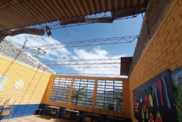 En Aguadas, en el norte del departamento, presentaron daños en sus techos cinco viviendas, así como una escuela rural y un cultivo. Se estima que hubo doce damnificados.