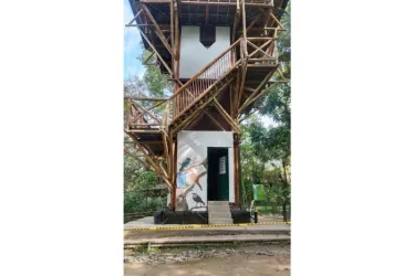 La torre en el Ecoparque Los Alcázares fue cerrada preventivamente con cintas de seguridad, mientras le hacen mantenimiento. 