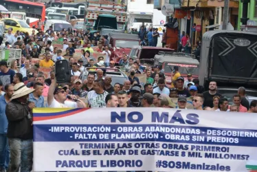 La marcha culminó en la Alcaldía de Manizales, donde los manifestantes gritaban hacia el edificio exigiendo la atención del alcalde, Carlos Mario Marín, pero nunca se presentó.