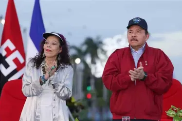 El presidente de Nicaragua Daniel Ortega (d), junto a su esposa y vicepresidenta Rosario Murillo (i), durante un acto el martes en Managua (Nicaragua).