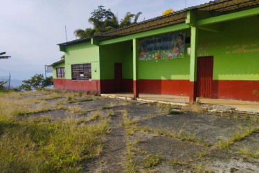La escuela Peñoles, del colegio Viboral, pertenece a Aguadas. Queda al borde de la carretera que comunica con Pácora.