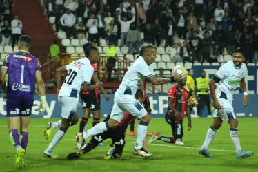 Jugadores del Once Caldas celebran su gol