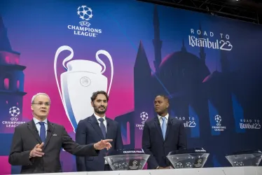 El secretario general adjunto de la UEFA, Giorgio Marchetti (izquierda), el exinternacional turco y embajador de la final de la UEFA Champions League en Estambul Hamit Altintop (c) y el exinternacional holandés y embajador de la final de la UEFA Champions League en Estambul Patrick Kluivert durante el sorteo de cuartos de final, semifinales y final, en la sede de la UEFA en Nyon, Suiza.