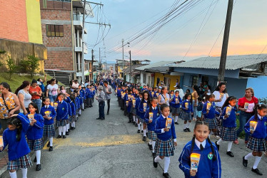 Los estudiantes marcharon por las calles del municipio por motivo de celebración de los 85 años de su Institución.