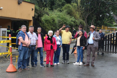 Cafeteros y el dirigente de Dignidad Agropecuaria, Óscar Gutiérrez, protestaron a la entrada del Recinto del Pensamiento.
