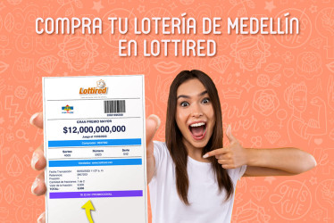 Mujer muestra su tiquete de la Lotería de Medellín