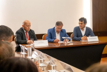 De izquierda a derecha, Otty Patiño, jefe negociador con el Eln; Gustavo Petro, presidente de la República, y Danilo Rueda, alto comisionado para la Paz, en una reunión previa al segundo ciclo de diálogos con la guerrilla, en febrero.