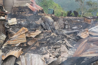 Así quedaron las casas tras la conflagración iniciada sobre las 4:00 p.m. de este jueves.