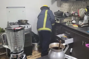 Bomberos atienden incendio en cocina de una casa en Marquetalia. 