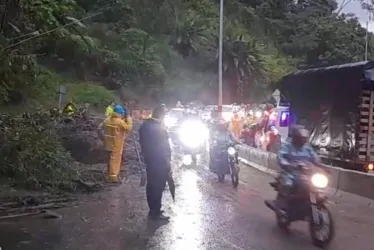 Ya hay paso a un carril en el descenso de la doble calzada Manizales-Chinchiná, 300 metros antes del puente La Estampilla.