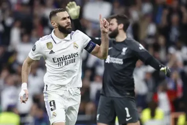 El delantero francés del Real Madrid Karim Benzemá celebra tras marcar ante el Liverpool.