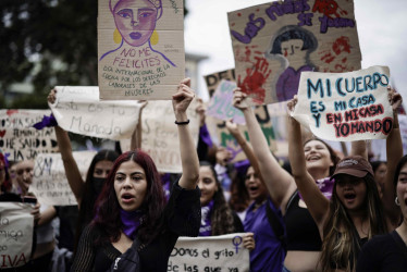 Grupos de mujeres marcharon ayer por las principales calles de San José (Costa Rica) para exigir el pleno respeto a sus derechos y lanzaron críticas al Gobierno y al presidente del país centroamericano, Rodrigo Chaves, durante el Día Internacional de la Mujer.