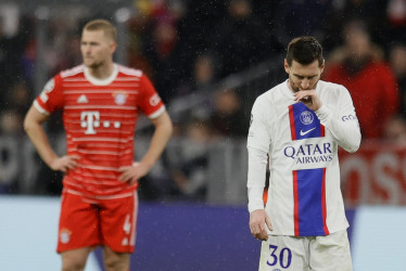El astro argentino del Paris Saint-Germain, Lionel Messi, se lamenta por la eliminación de su equipo en octavos de final de la UEFA Champions League ante la presencia del neerlandés Matthijs de Ligt, defensa del Bayern Múnich.