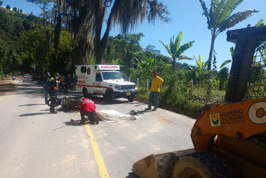 Ancízar Agudelo Franco se estrelló contra un minicargador que limpiaba la carretera entre Manizales y Neira. 