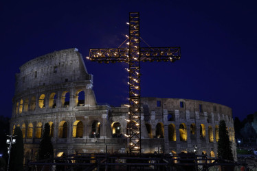 Una vista general del viacrucis, la procesión de antorchas del 'Camino de la Cruz', el Viernes Santo frente al emblemático Coliseo en Roma, Italia. 